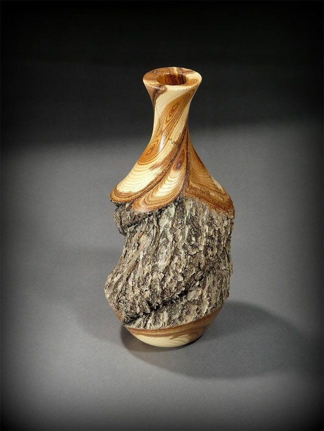 03f8118d161e10e83b2800bf425637af Premium Oak Display Vase - Image 1