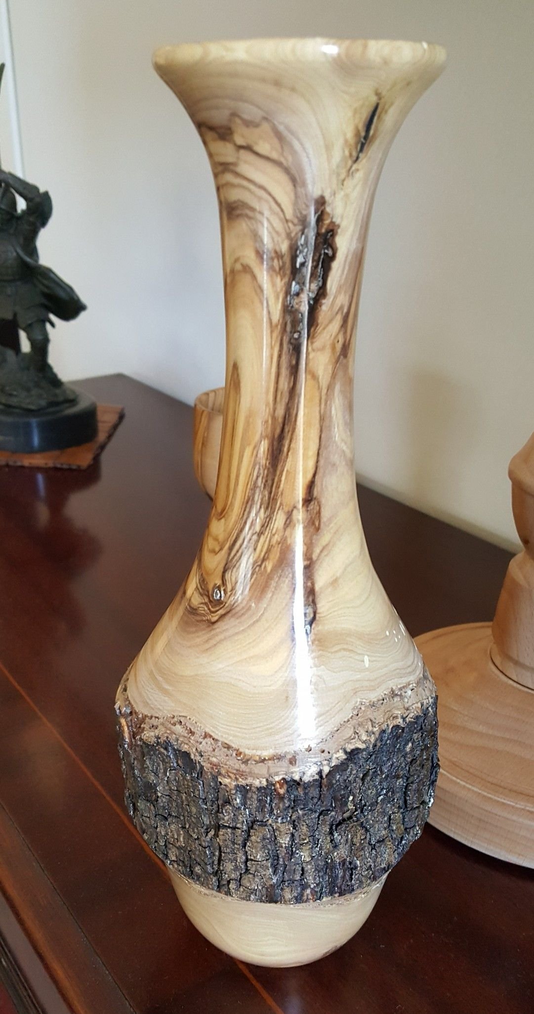 96acfd95c11297d1b364392f3f165846 Luxury Walnut Flower Vase - Image 1